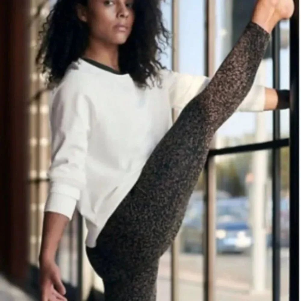 Like New! Athleta Salutation Stash Pocket Gravel 7/8 Tight Leggings in Size XS